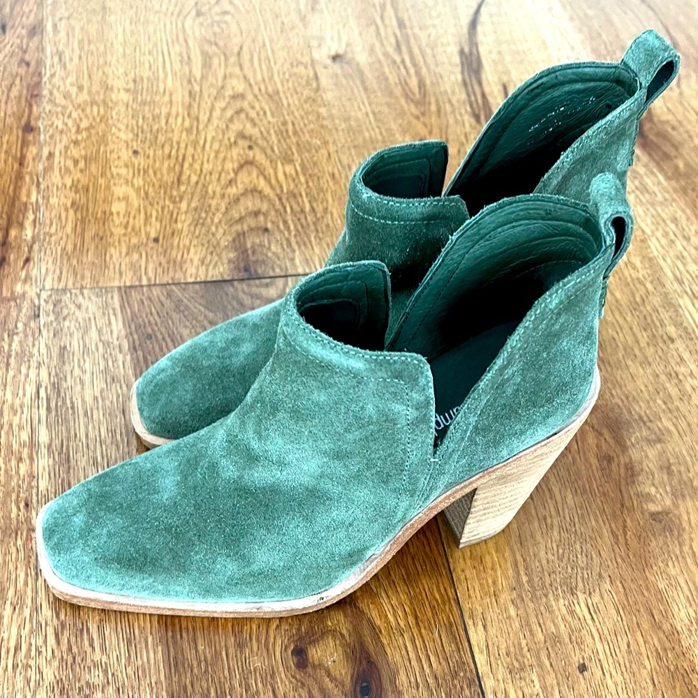 Beautiful color on these Jeffrey Campbell brand new booties! Brand new!